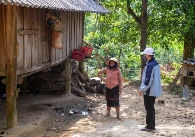 Đến tận bản động viên người dân tham gia lớp xóa mù chữ.