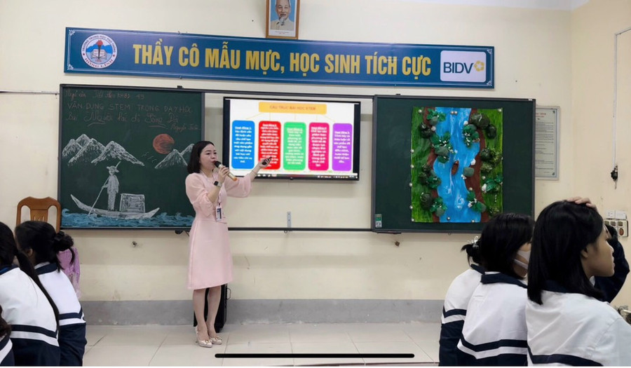Cô trò trường THPT Hồng Lĩnh (Hà Tĩnh) vận dụng STEM vào tiết học Ngữ văn.