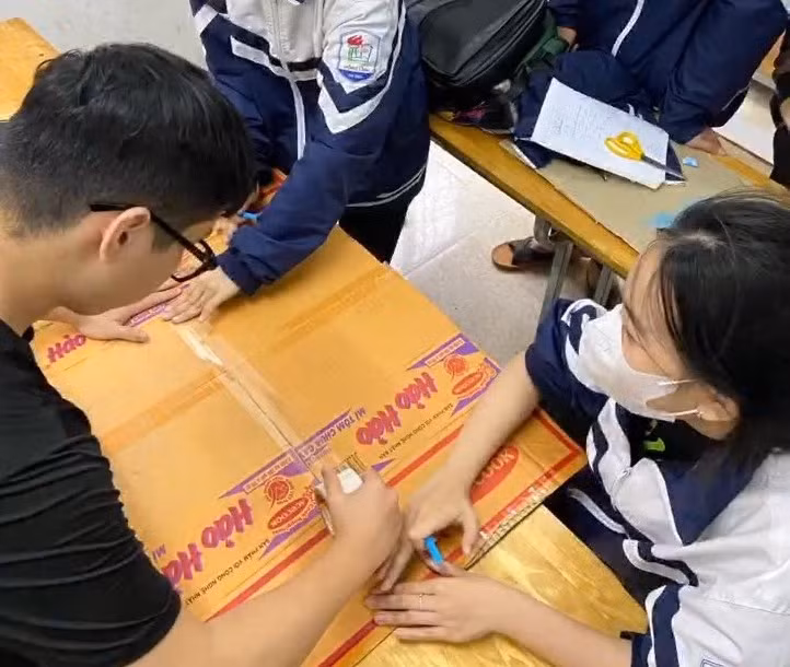 Học sinh sử dụng các vật liệu tái chế để làm sản phẩm cho môn học.