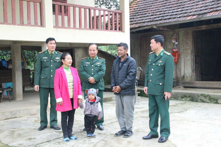 Bộ đội biên phòng Hà Tĩnh thăm hỏi, động viên các hộ gia đình người Chứt tại Rào Tre. Bộ đội biên phòng Hà Tĩnh thăm hỏi, động viên các hộ gia đình người Chứt tại Rào Tre.