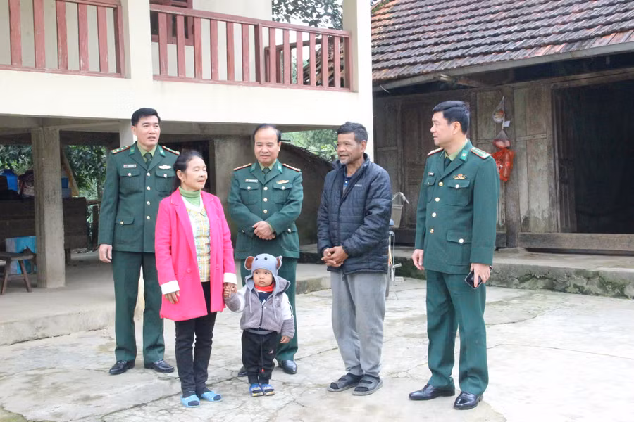 Bộ đội biên phòng Hà Tĩnh thăm hỏi, động viên các hộ gia đình người Chứt tại Rào Tre.