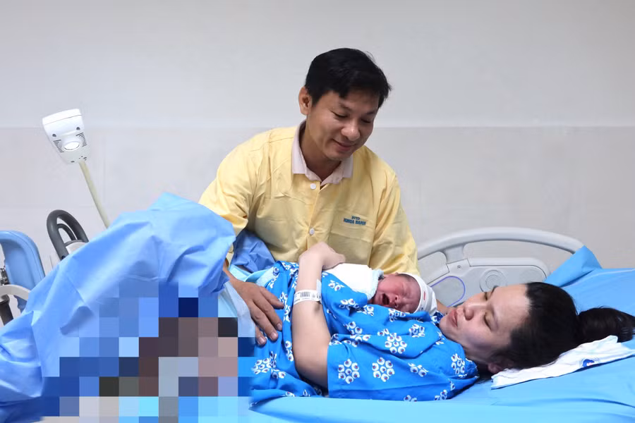 Anh Tô Thanh Liêm cùng vợ vô cùng hạnh phúc khi nghe tiếng khóc chào đời của con.