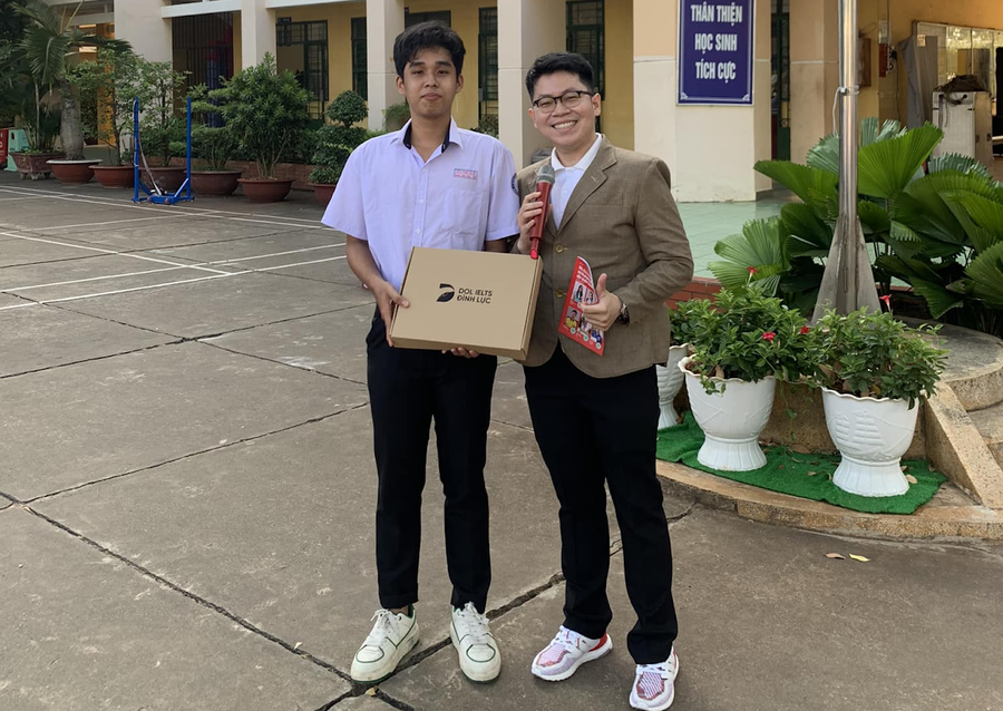 Các bạn học sinh THPT Nguyễn Huệ hăng hái trả lời câu hỏi từ diễn giả Anh Minh.