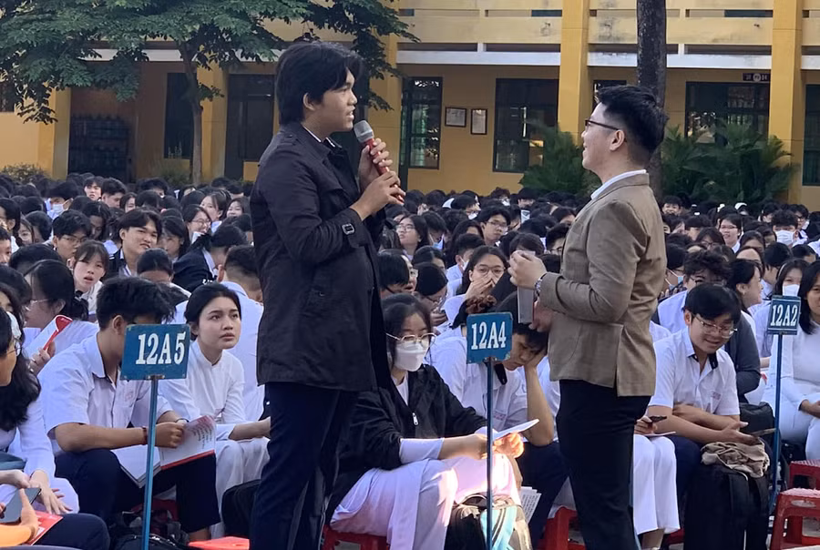 Các bạn học sinh THPT Nguyễn Huệ hăng hái trả lời câu hỏi từ diễn giả Anh Minh.