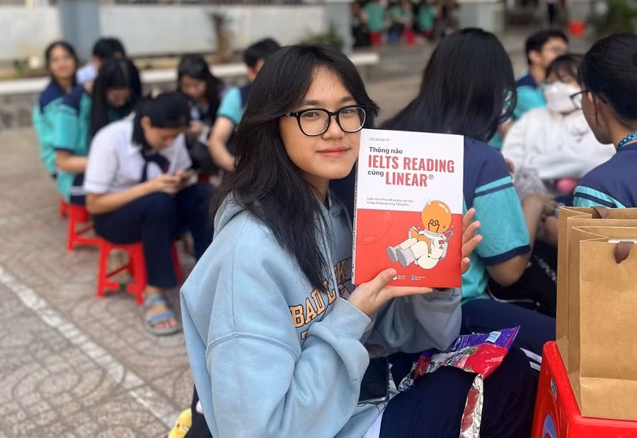 Học sinh trường THPT Gia Định hào hứng khi nhận quà từ DOL English.