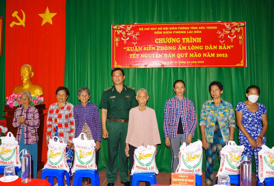 Tặng quà cho các hộ gia đình có hoàn cảnh khó khăn.