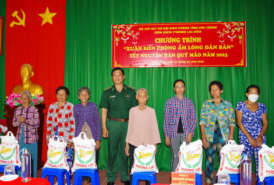 Tặng quà cho các hộ gia đình có hoàn cảnh khó khăn. Tặng quà cho các hộ gia đình có hoàn cảnh khó khăn.