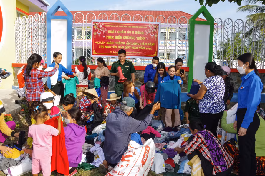 Tổ chức quầy quần áo 0 đồng.