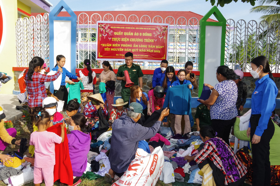 Tổ chức quầy quần áo 0 đồng. Tổ chức quầy quần áo 0 đồng.