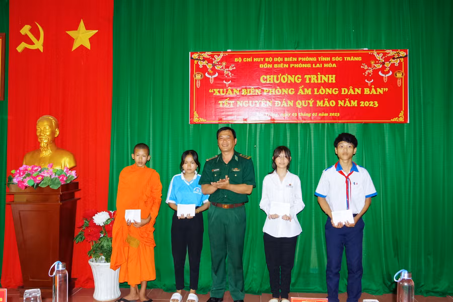 Lực lượng biên phòng trao học bổng cho học sinh trong chương trình “Nâng bước em tới trường”.