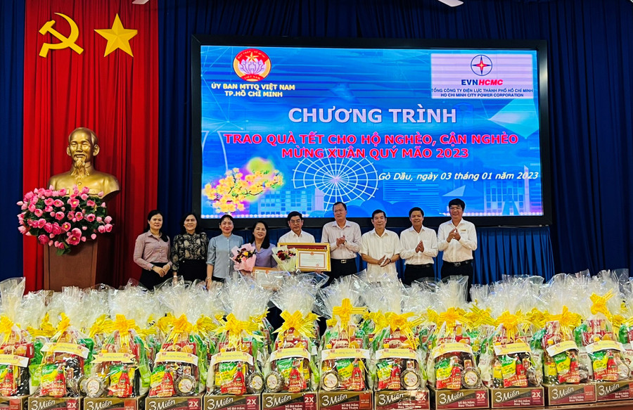 Lãnh đạo huyện Gò Dầu trao thư cảm ơn và hoa cho nhà tài trợ.