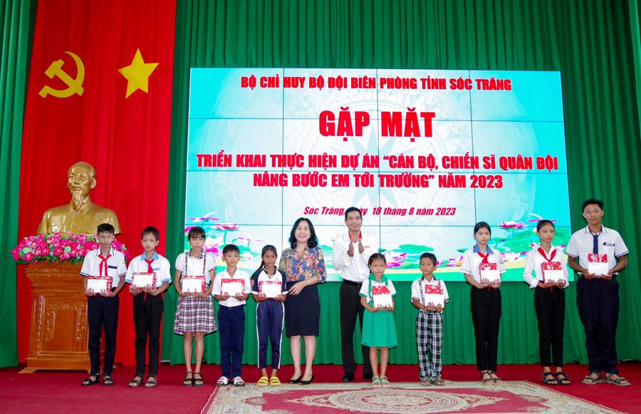 Đại diện các đơn vị tặng tập viết cho các em học sinh. Đại diện các đơn vị tặng tập viết cho các em học sinh.