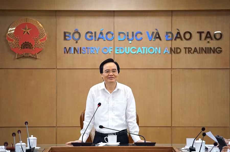 Bộ trưởng Phùng Xuân Nhạ phát biểu tại cuộc họp.