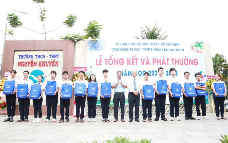 Lương Huy (thứ 6 từ trái qua) cùng các học sinh có điểm đánh giá năng lực trên 1.000 được Trường THCS - THPT Nguyễn Khuyến khen thưởng. (Ảnh: NVCC). Lương Huy (thứ 6 từ trái qua) cùng các học sinh có điểm đánh giá năng lực trên 1.000 được Trường THCS - THPT Nguyễn Khuyến khen thưởng. (Ảnh: NVCC).