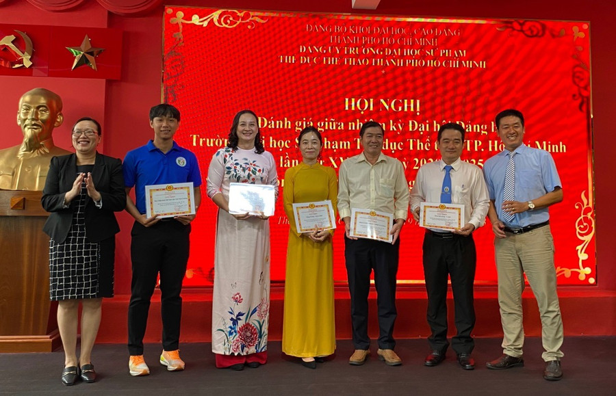 Bà Nguyễn Thị Minh Hồng và ông Nguyễn Kế Bình trao Giấy khen cho các tập thể hoàn thành xuất sắc nhiệm vụ.