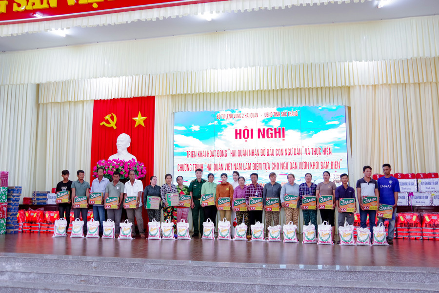 Tặng quà cho ngư dân có hoàn cảnh khó khăn khu vực biên giới biển. Tặng quà cho ngư dân có hoàn cảnh khó khăn khu vực biên giới biển.