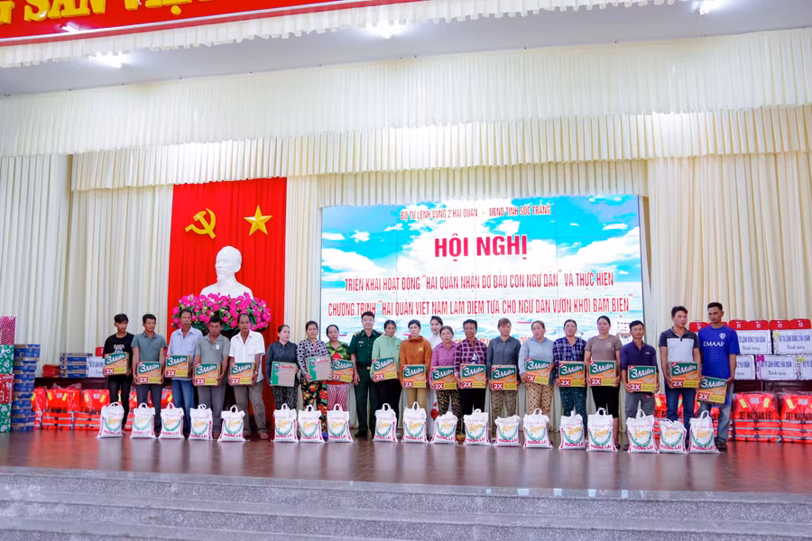 Tặng quà cho ngư dân có hoàn cảnh khó khăn khu vực biên giới biển.