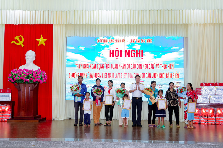 Trao quyết định nhận đỡ đầu học sinh nghèo.