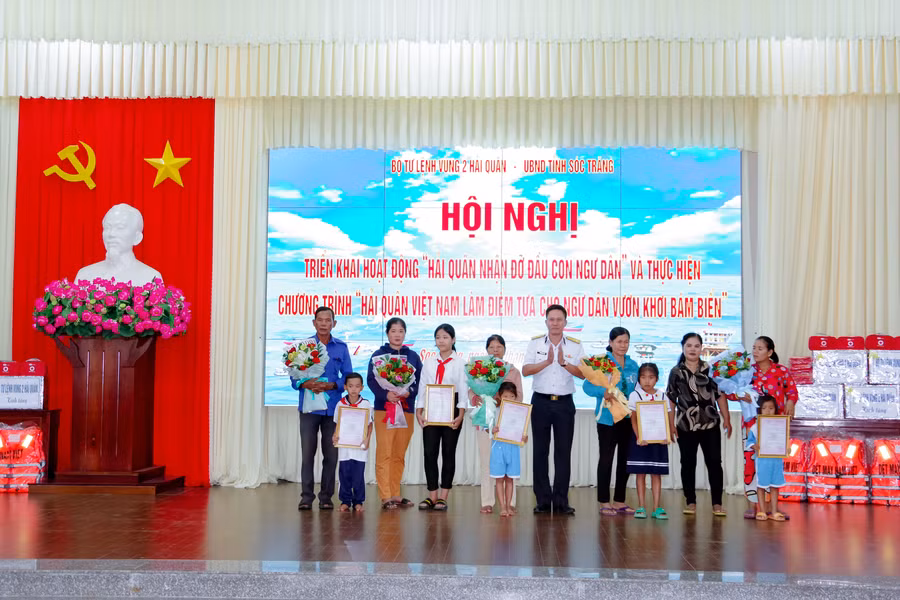 Trao quyết định nhận đỡ đầu học sinh nghèo.