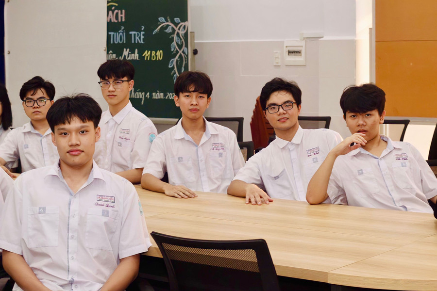 Duy Anh (thứ 3 từ phải qua) thí sinh TPHCM duy nhất đạt điểm 10 môn Toán. Duy Anh (thứ 3 từ phải qua) thí sinh TPHCM duy nhất đạt điểm 10 môn Toán.