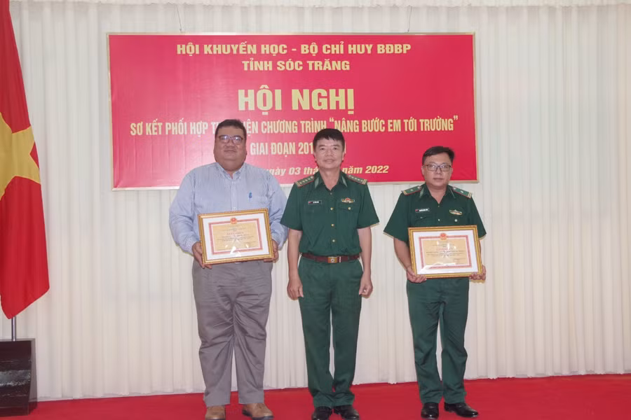 Đại tá Lê Văn Anh, Phó chính uỷ bộ đội Biên phòng tỉnh Sóc Trăng trao giấy khen cho các tập thể có thành tích tiêu biểu trong thực hiện chương trình phối hợp.