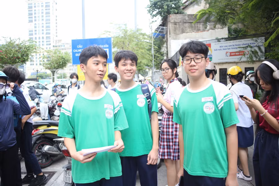 Thí sinh tại điểm thi Trường THPT Nguyễn Hữu Thọ (quận 4).