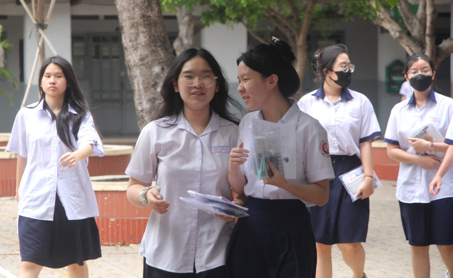 Thí sinh tại điểm thi Trường THCS Trần Văn Ơn (quận 1) rời phòng thi sau khi kết thúc thi môn Toán.