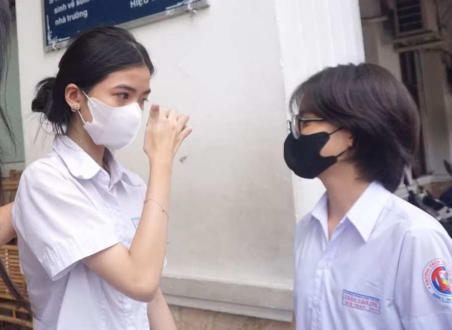 Thí sinh bật khóc sau khi rời phòng thi tại điểm thi Trường THCS Trần Văn Ơn (quận 1).