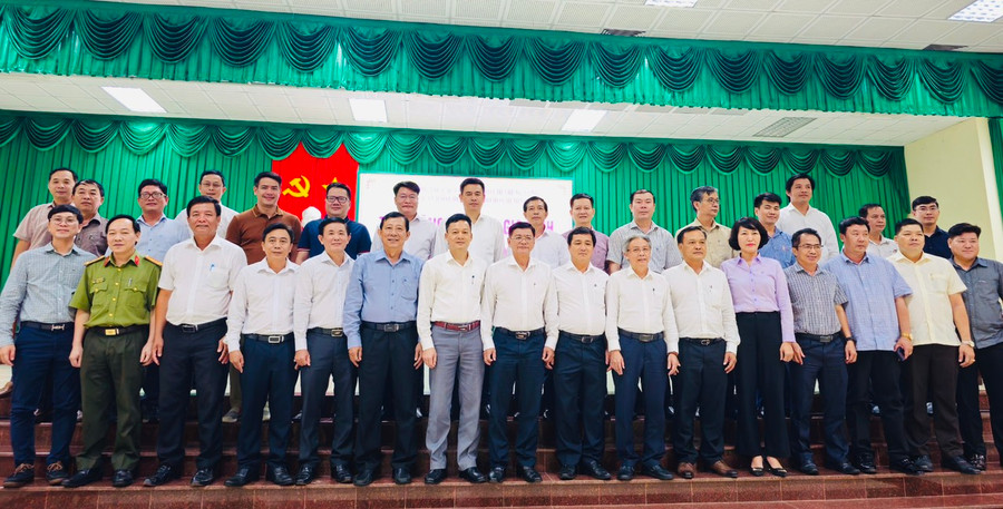 Đoàn công tác chụp ảnh lưu niệm cùng lãnh đạo địa phương tỉnh Long An và huyện Thủ Thừa. Đoàn công tác chụp ảnh lưu niệm cùng lãnh đạo địa phương tỉnh Long An và huyện Thủ Thừa.