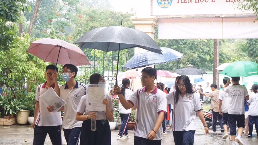 Thí sinh đến điểm thi Trường THPT Trưng Vương.