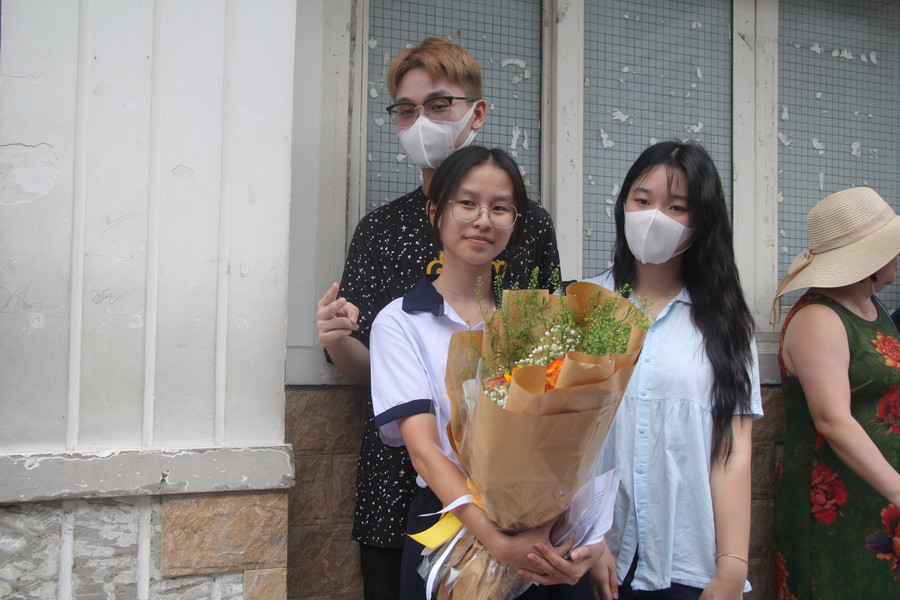 Nhóm bạn đến động viên thí sinh tại điểm thi Trường THCS Trần Văn Ơn. Nhóm bạn đến động viên thí sinh tại điểm thi Trường THCS Trần Văn Ơn.