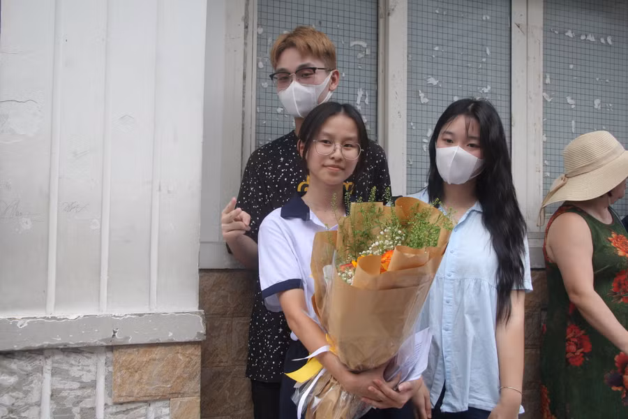 Nhóm bạn đến động viên thí sinh tại điểm thi Trường THCS Trần Văn Ơn.