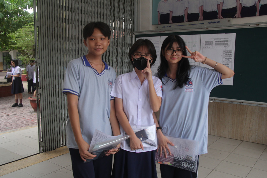 Dù thí sinh nhận định đề toán khó nhưng nhiều em chia sẻ cảm thấy nhẹ nhõm sau khi thi môn cuối. Dù thí sinh nhận định đề toán khó nhưng nhiều em chia sẻ cảm thấy nhẹ nhõm sau khi thi môn cuối.