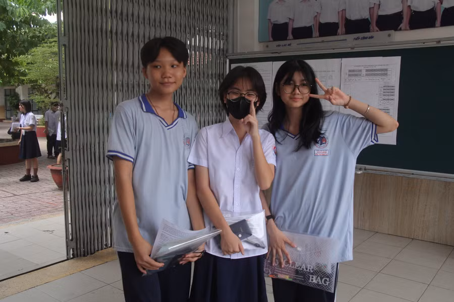 Dù thí sinh nhận định đề toán khó nhưng nhiều em chia sẻ cảm thấy nhẹ nhõm sau khi thi môn cuối.