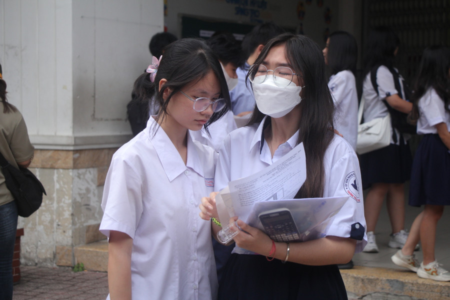 Một thí sinh động viên bạn sau môn thi Toán. Một thí sinh động viên bạn sau môn thi Toán.