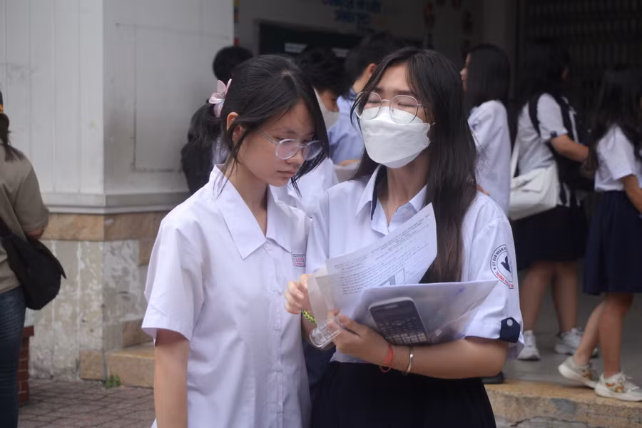 Một thí sinh động viên bạn sau môn thi Toán.