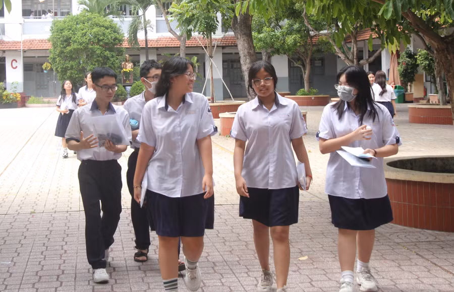 Thí sinh TPHCM kết thúc thi môn Toán vào lớp 10 năm học 2024-2025.