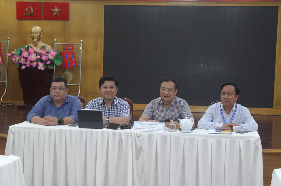 Ông Lê Hoài Nam (thứ 2 từ phải qua) thông tin về kỳ thi tuyển sinh lớp 10.