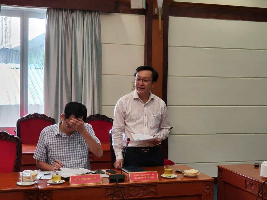 Ông Nguyễn Bảo Quốc chia sẻ với Đoàn đại biểu Quốc hội TPHCM về tình hình thực hiện đổi mới chương trình, sách giáo khoa mới.