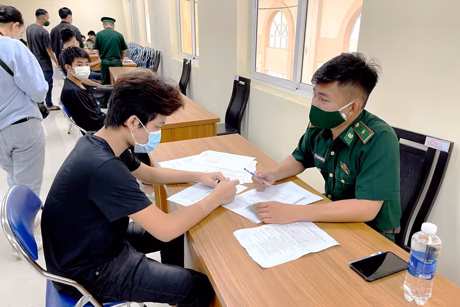 BĐBP An Giang phối hợp các lực lượng chức năng tiến hành khai báo y tế và các thủ tục pháp lý, hành chính ban đầu cho các công dân.