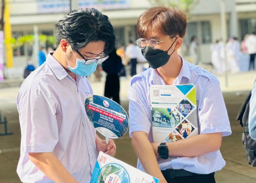 Học sinh Trường THPT Phước Long trong buổi tư vấn hướng nghiệp, tuyển sinh đại học, cao đẳng vào cuối tháng 2/2023.