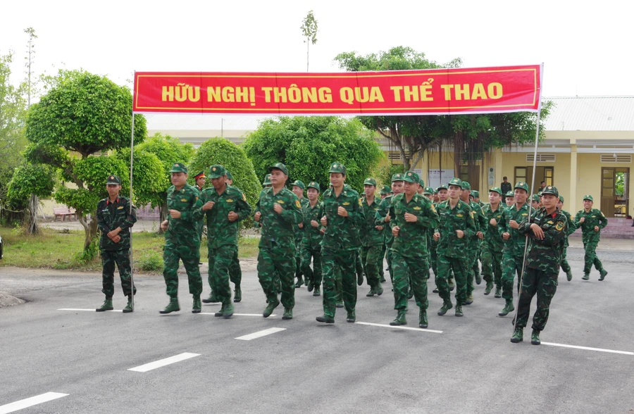 Cán bộ, chiến sĩ biên phòng tham gia Ngày chạy thể thao quân sự kết hợp Ngày chạy Olympic vì sức khoẻ toàn dân.