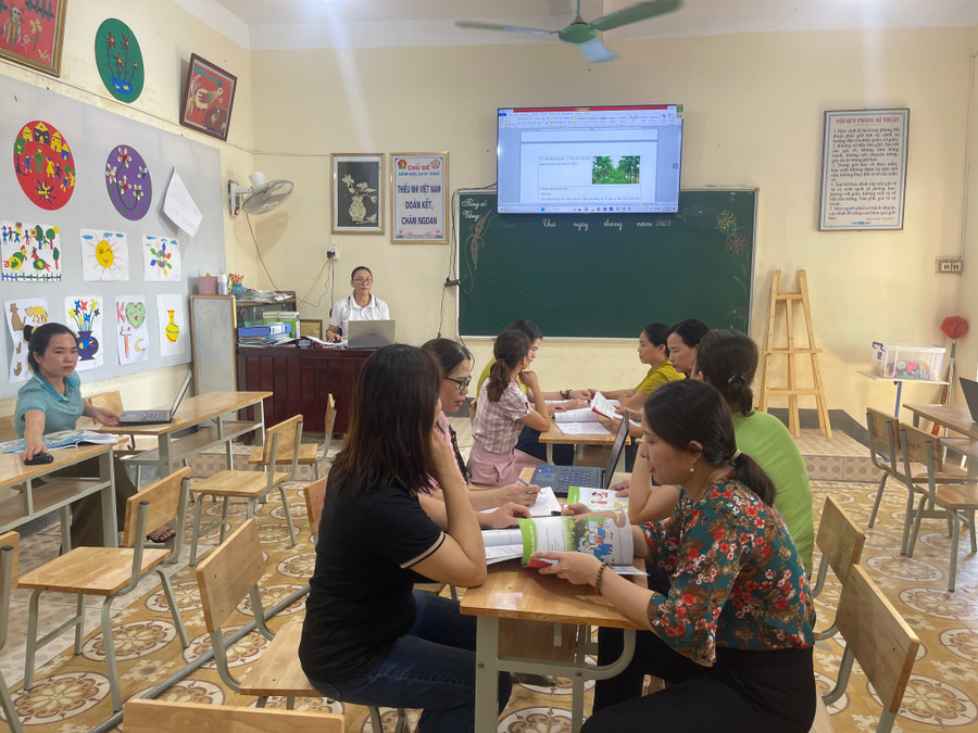 GV lớp 4 Trường Tiểu học Sơn Kim 1 họp chuyên đề chuẩn bị cho chương trình SGK 2018. GV lớp 4 Trường Tiểu học Sơn Kim 1 họp chuyên đề chuẩn bị cho chương trình SGK 2018.