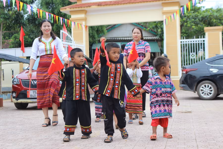 Giáo viên Trường Mầm non Hương Liên (Hà Tĩnh) đưa trẻ em vùng dân tộc đến trường.