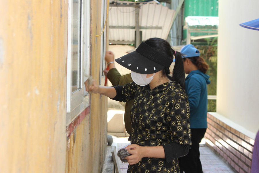 Phụ huynh và giáo viên cùng vệ sinh trường lớp. Phụ huynh và giáo viên cùng vệ sinh trường lớp.