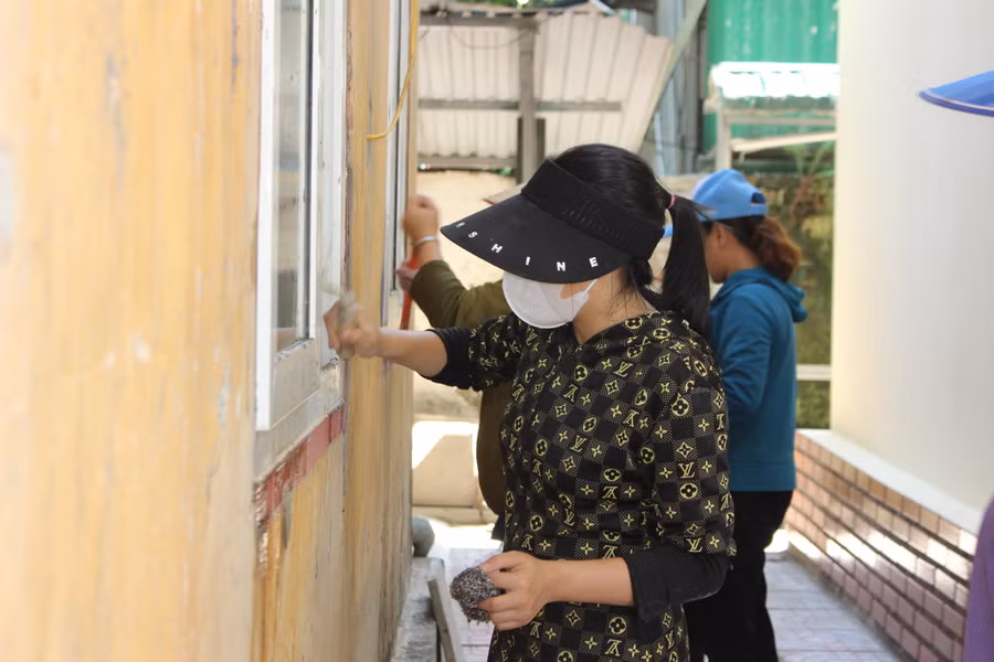 Phụ huynh và giáo viên cùng vệ sinh trường lớp.