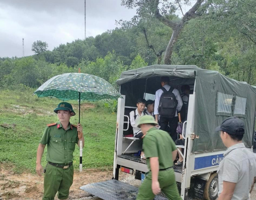 Lực lượng chức năng dùng xe chuyên dụng hỗ trợ học sinh tới trường. Lực lượng chức năng dùng xe chuyên dụng hỗ trợ học sinh tới trường.