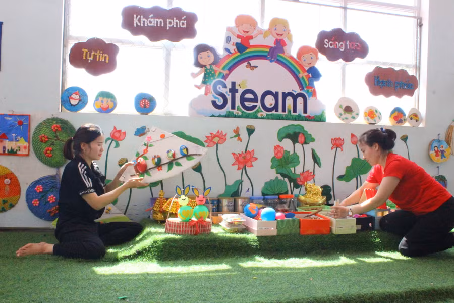 Giáo viên trang trí trường lớp chuẩn bị cho khai giảng năm học mới.