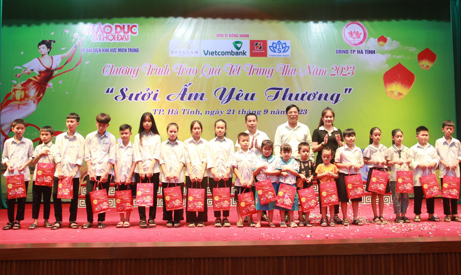 Mỗi suất quà gồm 500 ngàn đồng tiền mặt và một hộp bánh Trung thu trị giá 150 ngàn đồng. Mỗi suất quà gồm 500 ngàn đồng tiền mặt và một hộp bánh Trung thu trị giá 150 ngàn đồng.
