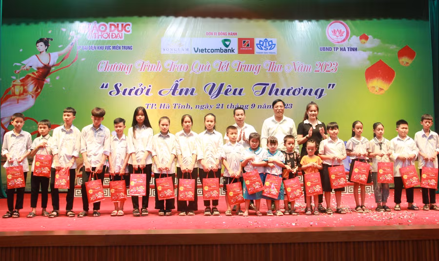 Mỗi suất quà gồm 500 ngàn đồng tiền mặt và một hộp bánh Trung thu trị giá 150 ngàn đồng. Mỗi suất quà gồm 500 ngàn đồng tiền mặt và một hộp bánh Trung thu trị giá 150 ngàn đồng.